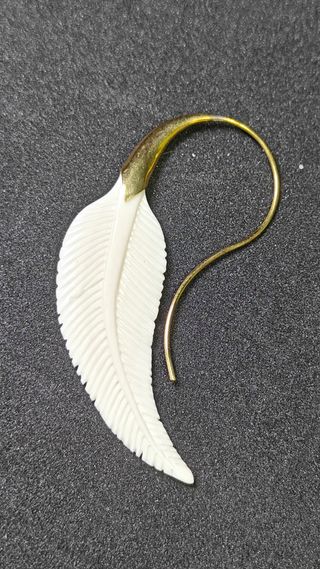 Pendientes Bali Pluma Larga Blanca y Latón