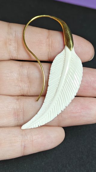 Pendientes Bali Pluma Larga Blanca y Latón