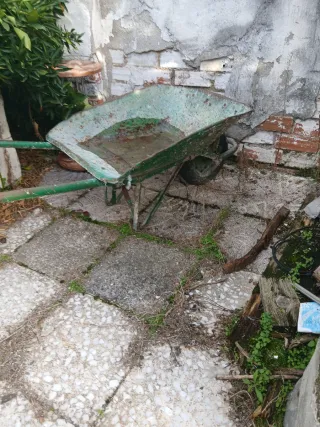 Carretilla verde de jardín