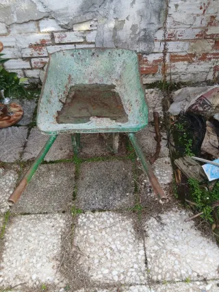 Carretilla verde de jardín