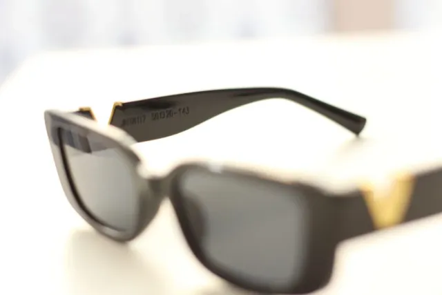 Gafas de sol mujer negras y doradas.