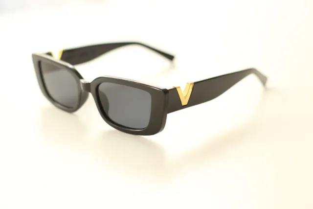 Gafas de sol mujer negras y doradas.