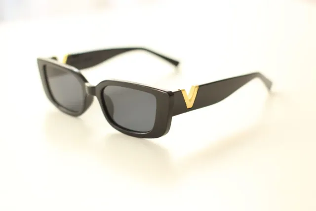 Gafas de sol mujer negras y doradas.