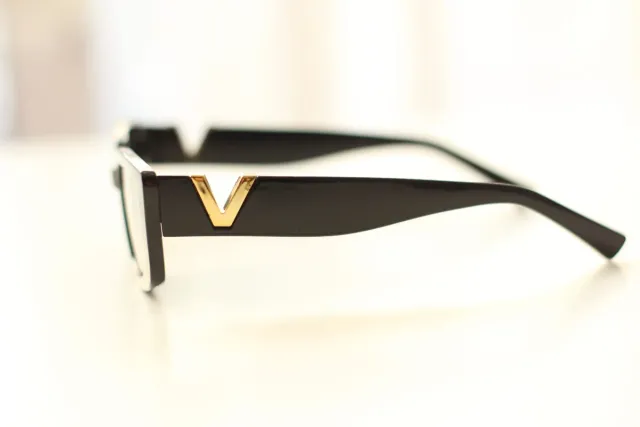 Gafas de sol mujer negras y doradas.