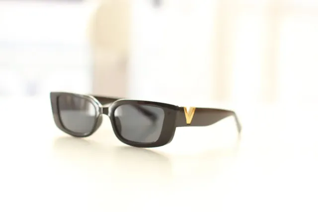 Gafas de sol mujer negras y doradas.