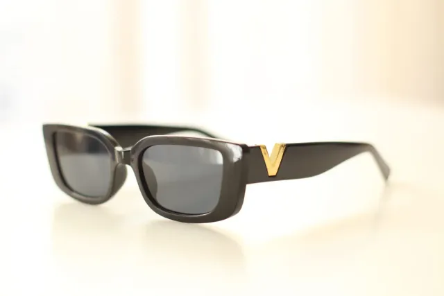 Gafas de sol mujer negras y doradas.