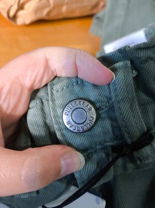 Pantalón vaquero Pull and Bear mujer verde