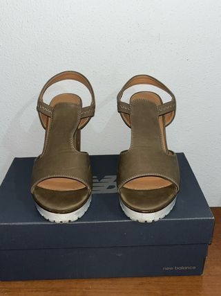 Sandalias de plataforma beige/marrón talla 39