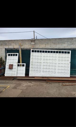 Portón exterior en caída y dos puertas