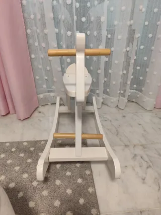 Caballito de madera blanco