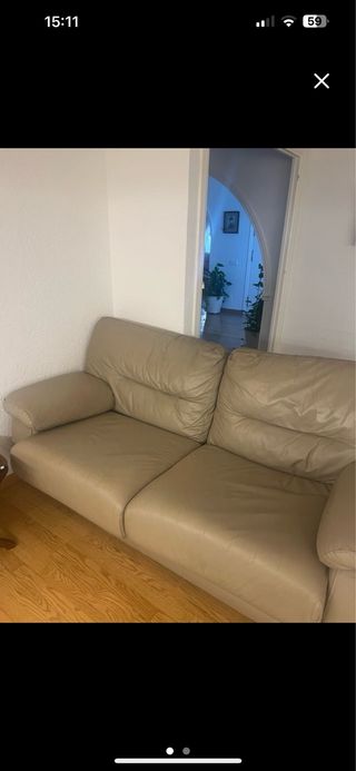 Sofá de piel beige