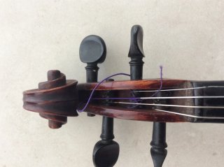 Violín antiguo de madera.