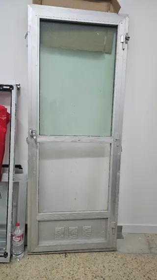 Puerta de aluminio con cristal