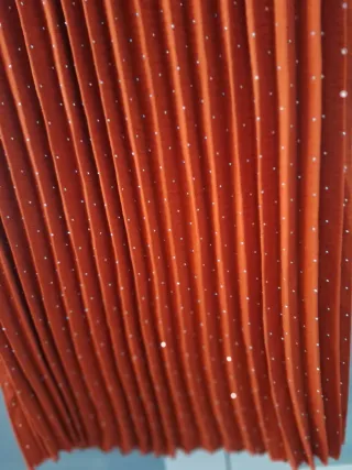 Falda plisada color teja