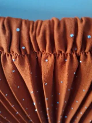 Falda plisada color teja