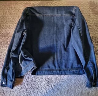 Cazadora vaquera azul sin bolsillos