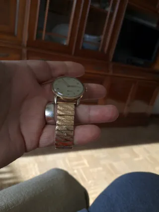 Reloj de pulsera dorado Escucho ofertas