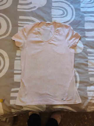 Camiseta deportiva rosa con detalles transpirables
