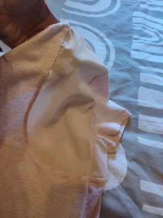 Camiseta deportiva rosa con detalles transpirables