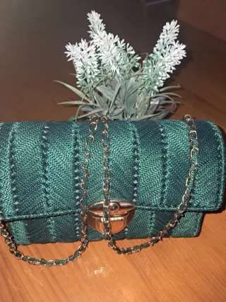 Bolso de hilo verde con cadena dorada