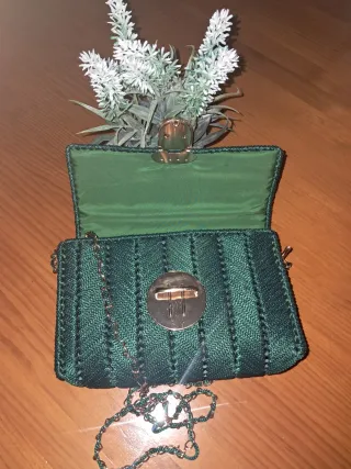 Bolso de hilo verde con cadena dorada
