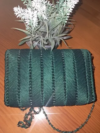 Bolso de hilo verde con cadena dorada