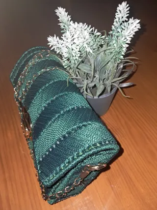 Bolso de hilo verde con cadena dorada