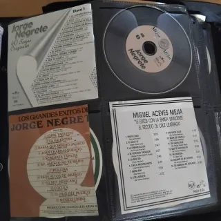 Dos estuches 300+ CDs Música Variada
