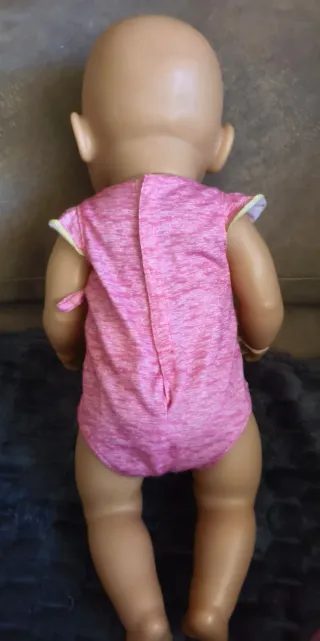 Muñeca Baby Born con accesorios hace pipi