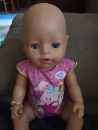 Muñeca Baby Born con accesorios hace pipi