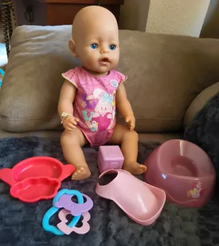 Muñeca Baby Born con accesorios hace pipi