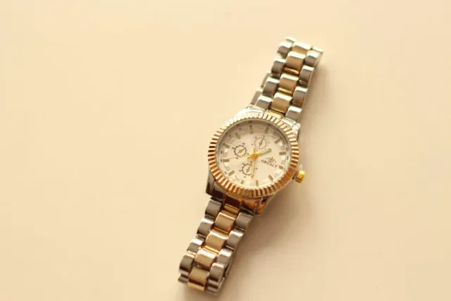 Reloj Mujer Oro y Plata.