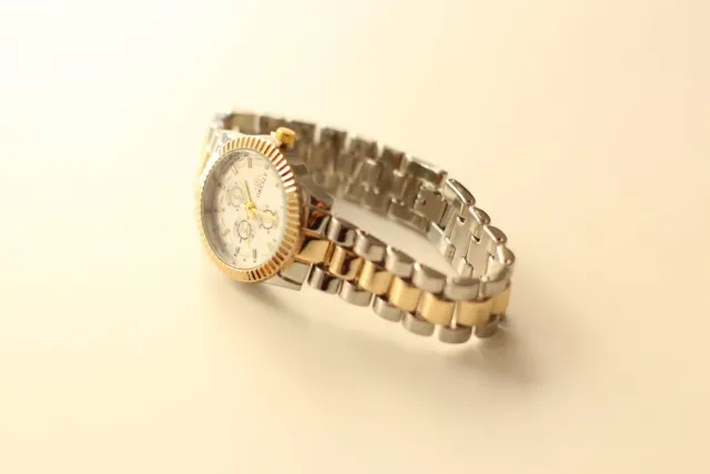 Reloj Mujer Oro y Plata.