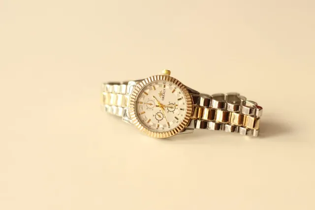 Reloj Mujer Oro y Plata.