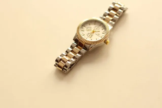 Reloj Mujer Oro y Plata.