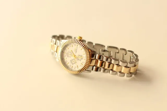 Reloj Mujer Oro y Plata.