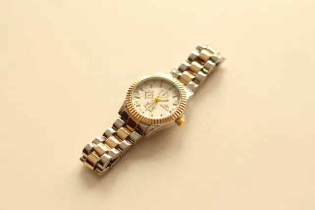 Reloj Mujer Oro y Plata.