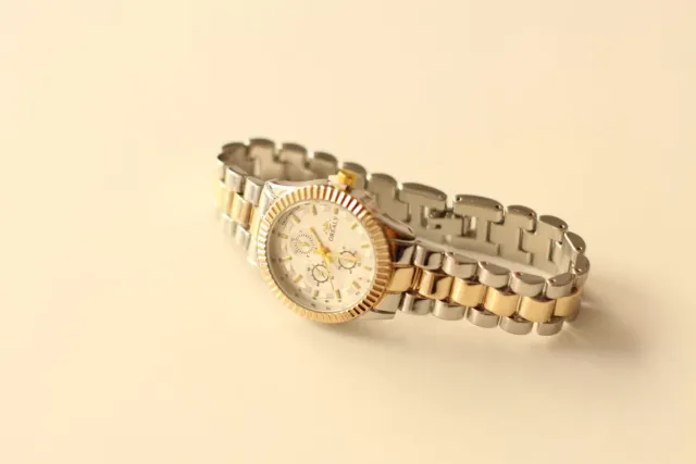 Reloj Mujer Oro y Plata.