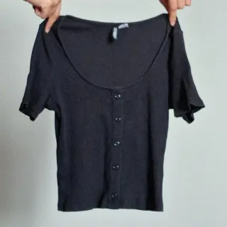 Top negro botones manga corta