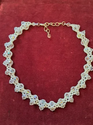 Collar de perlas y cristales plateado