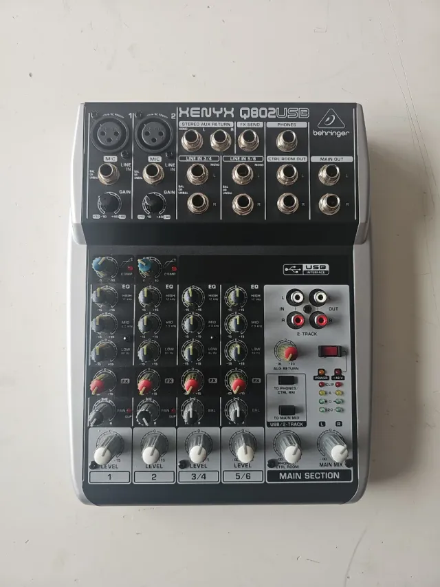 Behringer Xenyx Q802USB Mezclador