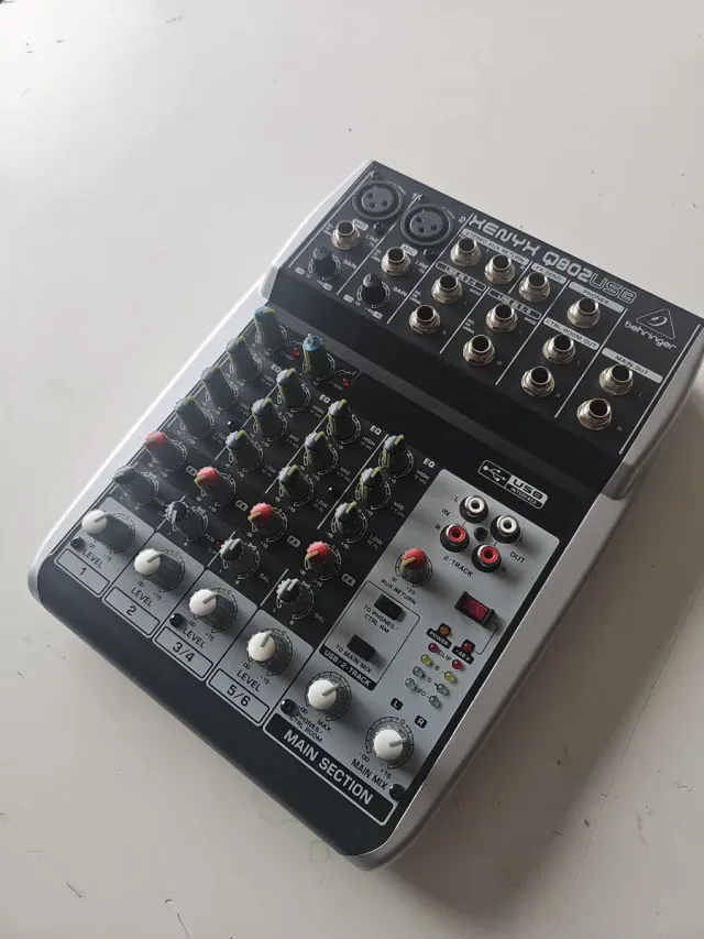 Behringer Xenyx Q802USB Mezclador