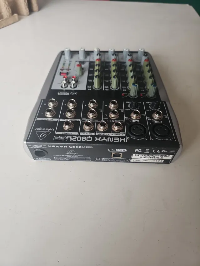 Behringer Xenyx Q802USB Mezclador
