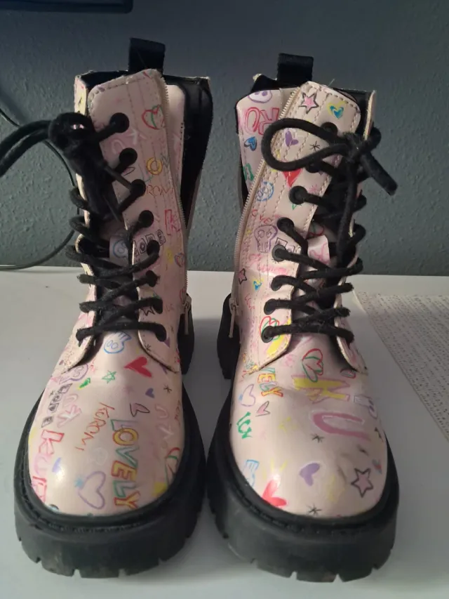 Botas niña Kuromi multicolor