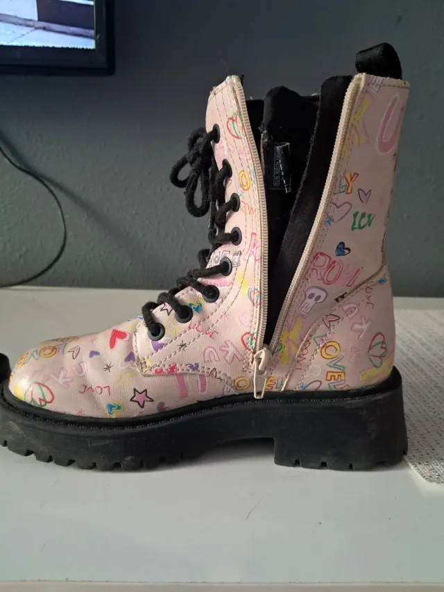 Botas niña Kuromi multicolor