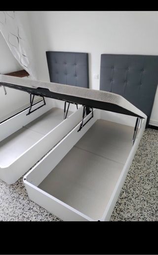 Cama canapé tapizada tela y plástico