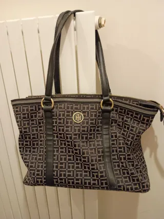 Bolso Tommy Hilfiger Negro y Dorado