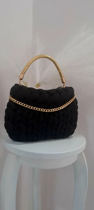 Borsa Marshmallow Nera con Dettagli Oro