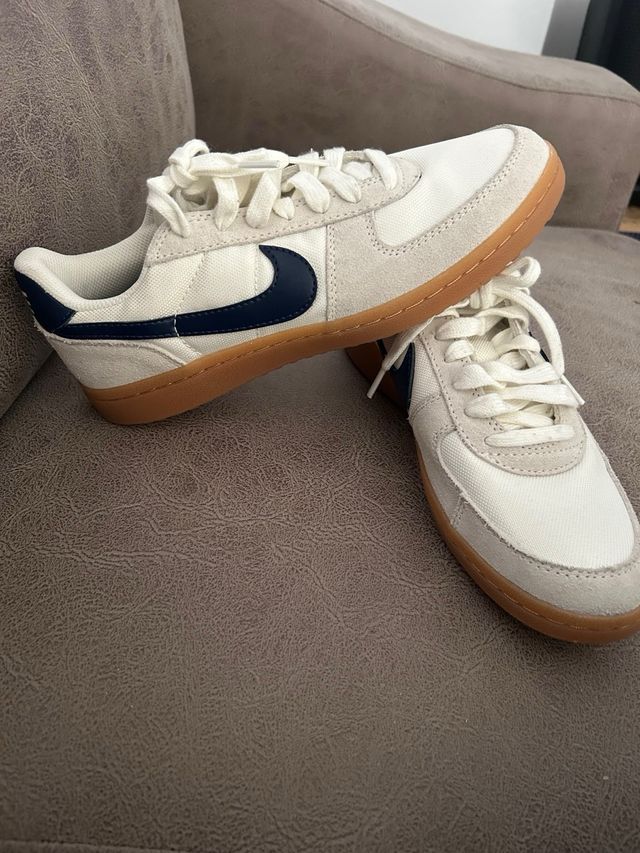 Zapatillas Nike Blancas y Azul Marino