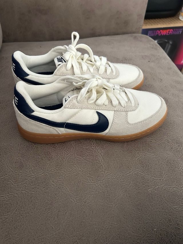 Zapatillas Nike Blancas y Azul Marino